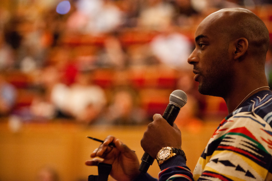 Audience member asks a question during the plenary presentation at the Forum.